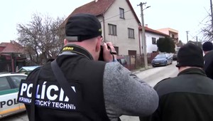 Matka malého syna má strach o život. Najskôr si našla odkaz na plote a teraz neznámu látku pod autom