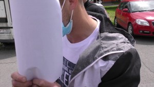 Chcel odrezať tehotnej priateľke hlavu karbobrúskou. Násilníka hľadajú už pol roka