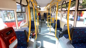 AKTUÁLNE: Polícia zadržala jedného z útočníkov, ktorí napadli manželský pár v bratislavskej MHD