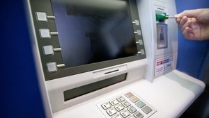 Rozhodli o väzbe pre mladíka, ktorý sa policajtom vyhrážal, že ich postrieľa