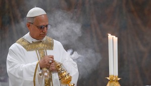 Nový pápež čelí kritike. Americká organizácia tvrdí, že kryl sexuálne násilie na deťoch