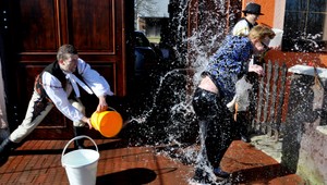 Poslanecké šibi-ryby. Vinše, šibačka, oblievačka a šunka