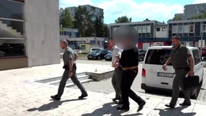 Manžel svoju ženu priväzoval, sexuálne týral a tĺčikom jej lámal kosti