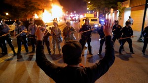 Pri strete s policajtmi zomrel mladý demonštrant, do davu niekto strieľal z auta