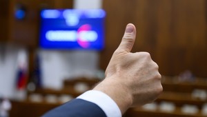 Parlament schválil konsolidačný balík. Opozícia skandovala „hanba“