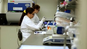 Británia ako prvá na svete odsúhlasila vakcínu proti koronavírusu. Distribuovať ju začnú o týždeň