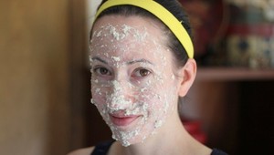 Vybieli pigmentové škvrny aj jazvy po akné: Táto maska zlepší pleť na počkanie