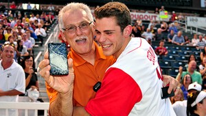 Rande na bejzbale. Hokejistovi Seguinovi zachránil krk mobil