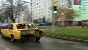 Autá bez kufra, kolies či volantu. Šialení vodiči budú pykať...