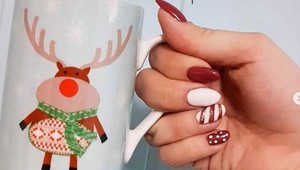 Najkrajšie tipy na vianočnú manikúru: Tieto motívy ľahko zvládnete aj doma