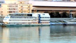 Búračka na Dunaji, loď narazila do botela