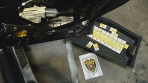 Pašoval cigarety v streche auta, teraz žiada od štátu jeho vrátenie