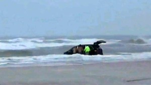 Žena s deťmi (3,9,10) v aute skončila v oceáne