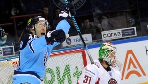 Ruský súd bol neoblomný: Za šiltovky na ľade pokuty!