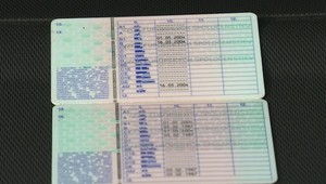 Rodičia, ktorí neplatia alimenty, môžu prísť o vodičáky: Ak majú na benzín, majú aj na svoje dieťa