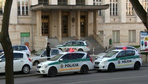 Polícia prehľadáva súdy na Slovensku, anonym nahlásil bombu