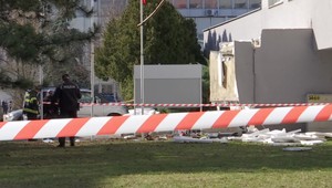 Prebral som sa pod troskami, opisuje Ján po páde strechy. Klientske centrum zostáva zatvorené