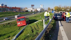Nehoda v Bratislave. Autobus v priekope a zranení