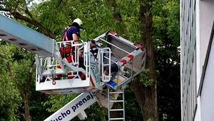 Robotník zostal visieť dole hlavou na úrovni druhého poschodia