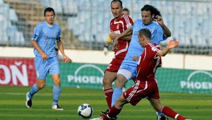 Slovan porazil B.Bystricu hladko 3:0, líder iba remizoval v Senici