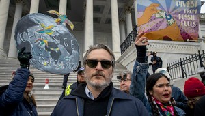 Joaquin Phoenix si kráti čakanie na Oscarov protestovaním: Spoločnosť mu robila táto herecká ikona!