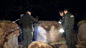 Pod balíkom slamy našli telo v rozklade