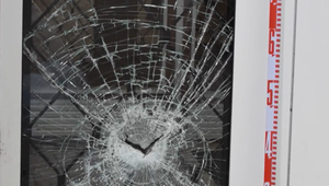 Na súde rozbila dvere, pretože musela mať nasadené rúško. Trest si vypočula v budove, kde sa incident stal