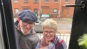 Fotografia vysmiatej dvojice obletela svet: Keď uvidíte celý záber, budete dojatí!