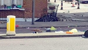 Auto vrazilo v plnej rýchlosti do domu, hlásia jednu obeť a troch zranených