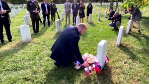 Na výnimočnom cintoríne v USA, kde je pochovaný J. F. Kennedy, náš štáb objavil hrob hrdinu zo Slovenska