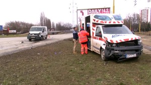Dodávka nedala prednosť sanitke, nasledoval tvrdý náraz