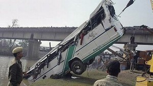 Po páde autobusu zomrelo 13 ľudí