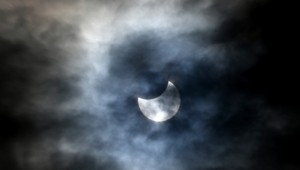 Niekoľkohodinové vesmírne divadlo: Čiastočné zatmenie Slnka pozorovali ľudia na celom svete