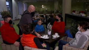 Hostia si zaplatili drahé pobyty v hoteloch. Obmedzujú ich opatrenia, vychádzanie majú len do ôsmej