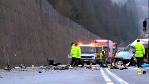 Čelná zrážka na Kysuciach. Jeden vodič zomrel, druhý skončil v nemocnici