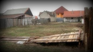 Varovný prst proti čiernym stavbám. Starosta Lozorna začal búrať ploty