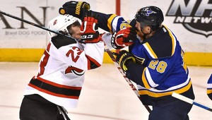 Zákerný faul psychopata Farnhama, výstavný knokaut Reavesa