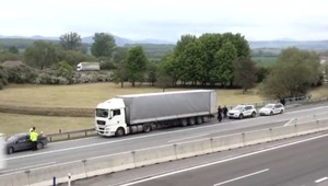 Kamionistovi na D1 vyskočili z návesu dvaja migranti. Počas jazdy vyliezli na strechu