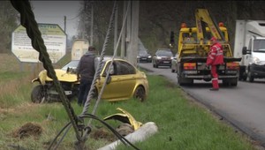 Betónový stĺp na dve časti, padnuté elektrické vedenie a zdemolované auto. Vodič dostal šmyk