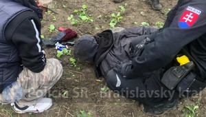 Muž nožom ohrozoval ľudí v Bratislave. Jednej žene spôsobil viaceré rezné poranenia