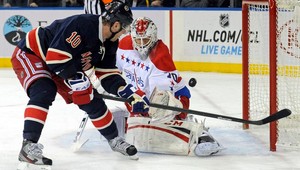 NHL: Asistencie Gáboríka a Meszároša, Halák pustil tri strely