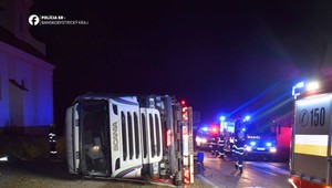 Pod Donovalmi sa prevrátil kamión s ťahačmi