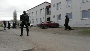 Policajná razia v osade Hlboké: Zásah má súvisieť s obchodovaním s mladými dievčatami