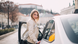 Čo robiť, ak sa v taxíku necítite bezpečne: 7 tipov, ktoré môžu zachrániť situáciu!