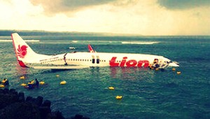 Do oceána spadlo lietadlo, 108 cestujúcich prežilo!