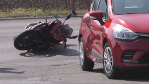Dôchodca odbočil do zákazu a narazil do motorkára. Ten skončil v nemocnici