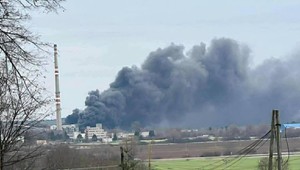 FOTO: Hasiči zasahovali pri požiari bývalej Bukózy. Oheň zachvátil aj odpad v okolí