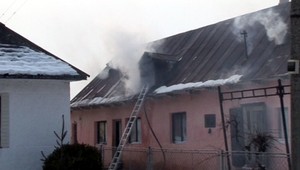 Zrejme doplatili na nelegálne ťahanie elektriky. Zhorel im dom