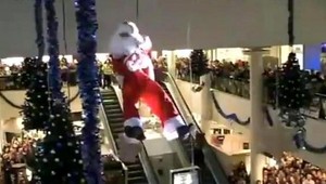 VIDEO. Fiasko Santa Clausa. So zaseknutou bradou visel na lane
