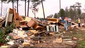 Pri silných víchriciach prišlo o život najmenej 18 ľudí